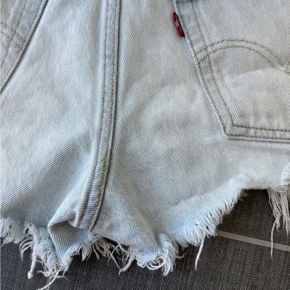 Levi’s mid rise denim shorts - size 28 - Picture 4 of 4